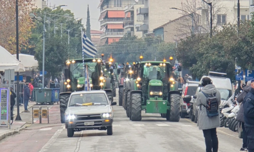 Στο κέντρο των Τρικάλων έφτασαν αγρότες με τρακτέρ στα πλαίσια των κινητοποιήσεων (βίντεο)